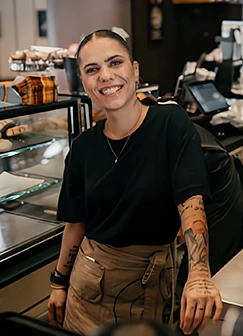 Emprendedora dueña de una cafetería que utiliza Tienda.app